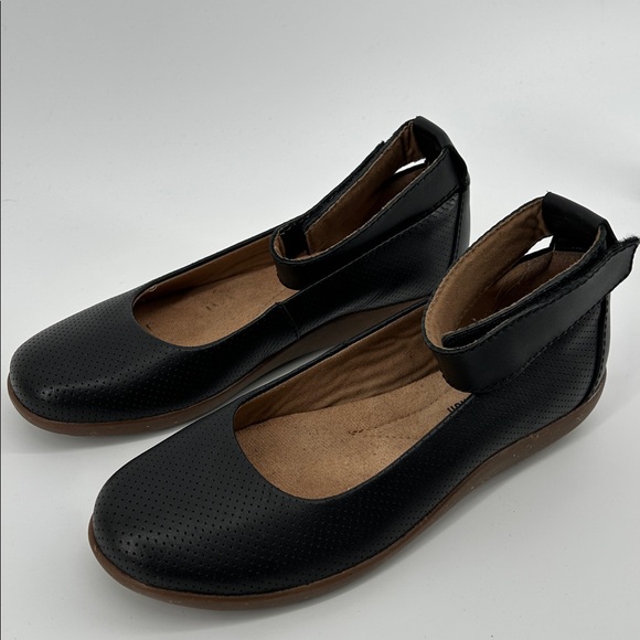 Clarks Medora Nina black leather ankle strap flats cushioned OrthoLite Women's 7 - Picture 2 of 9